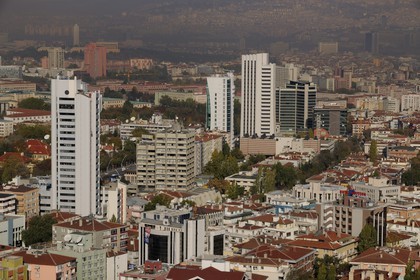 Turquie, Anatolie centrale, Ankara, quartier de la ville moderne, les immeubles qui bordent l'artère principale Atatürk boulevard