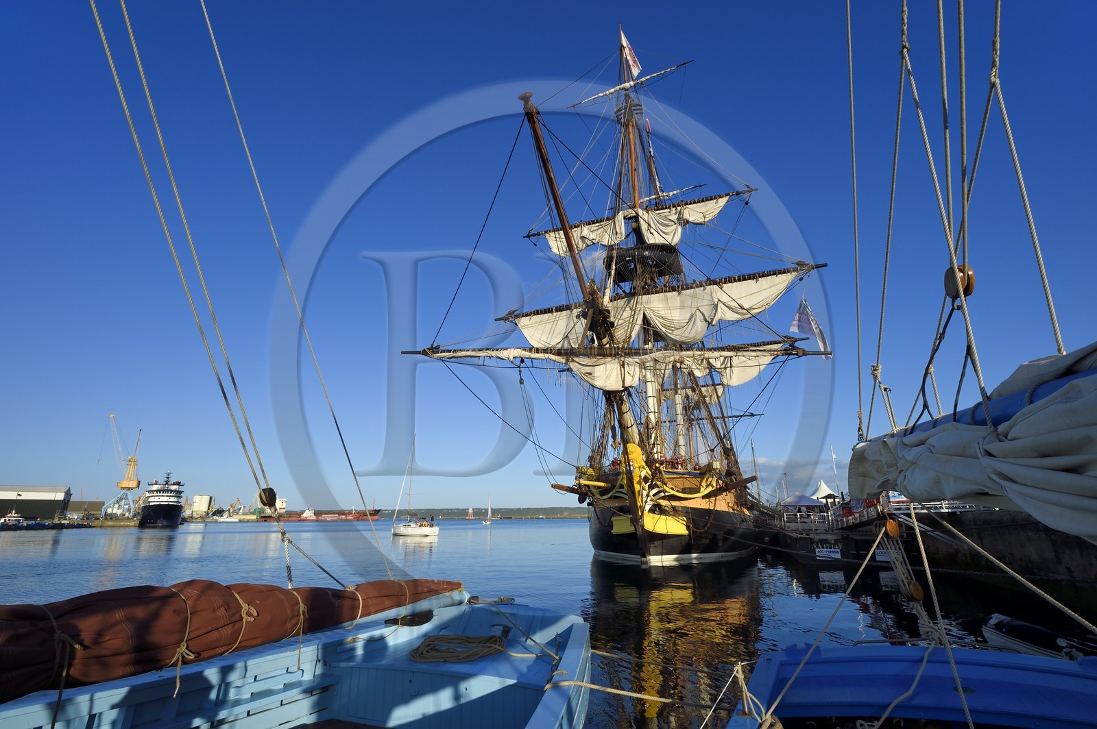 France, Finistère (29), port de Brest, la frégate L'Hermione, réplique du trois-mats qui transporta le marquis de Lafayette en Amérique en 1780, la proue