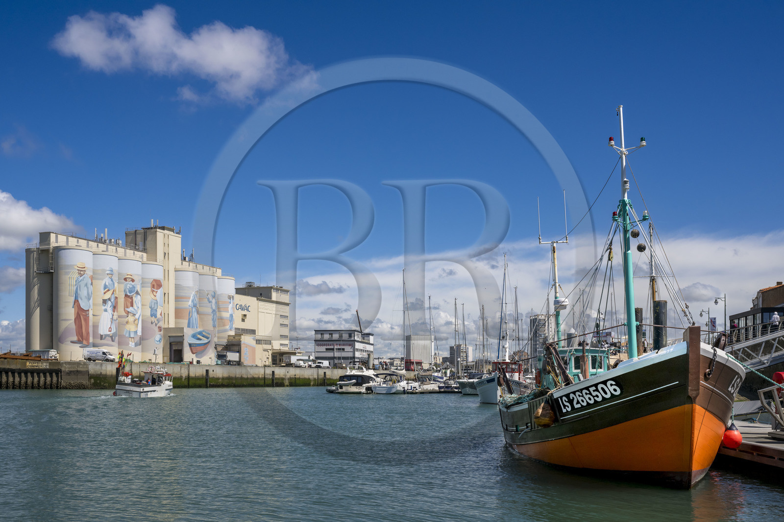 France, Vendée (85), Les-Sables-d'Olonne, le port, fresque retracant l'histoire de la ville peinte sur les silos de la coopérative Cavac par l'artiste basque Taroe