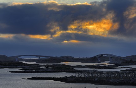 Norvège, Nordland, Iles Lofoten, ponts à Ramberg sur l'Ile de Flakstad sous le soleil de minuit