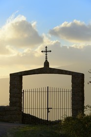 France, Corse-du-Sud (2A), région de Sartène, Fozzano, portail à la croix