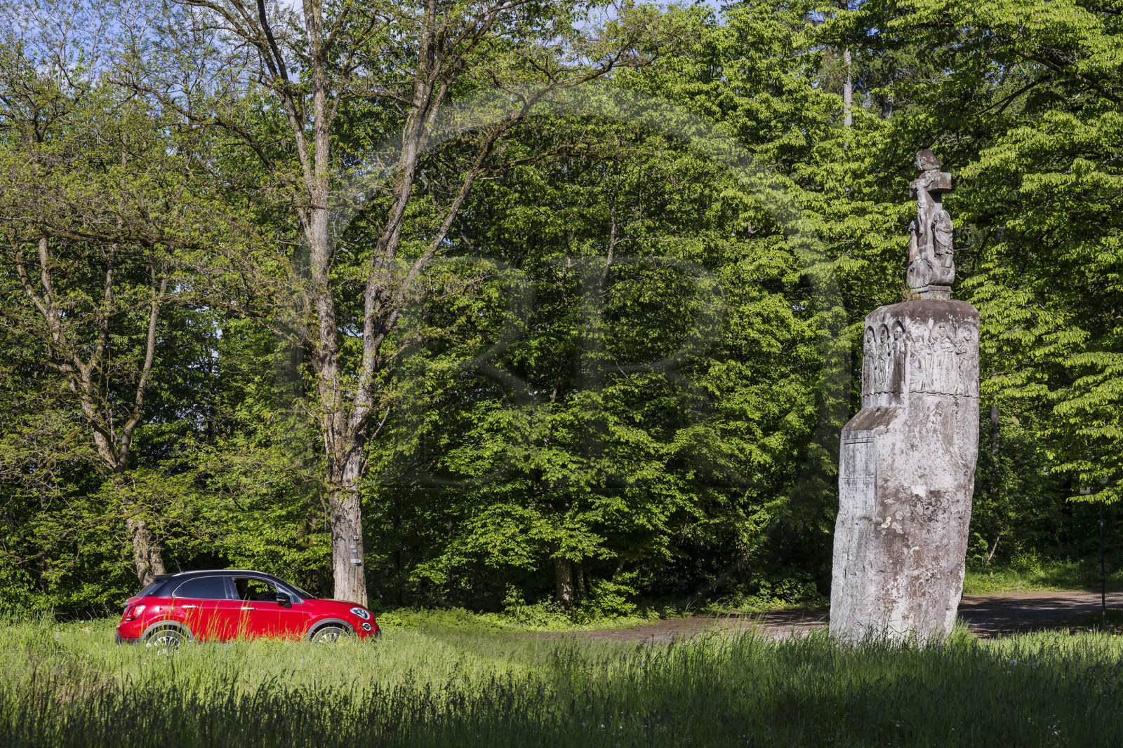 France, Moselle (57), Meisenthal, le Breitenstein (pierre large) aussi connu sous le nom de Pierre des 12 Apôtres qui fait référence aux représentations des douze Apotres gravées sur les quatre côtés du menhir de grès rouge d'une hauteur de quatre mètres quarante, probablement aussi depuis très longtemps une pierre frontière