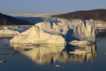 Groenland, cote ouest, baie de Disko, icebergs dans la baie de Quervain au coucher de soleil et le glacier Eqip Sermia (glacier Eqi) en arrière plan