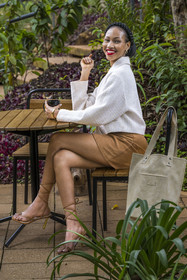 Rwanda, Kigali, Norrsken House Kigali, la mannequin Winnie Shema Tumusiime met en valeur la collection de sac de la marque Flove made in Rwanda