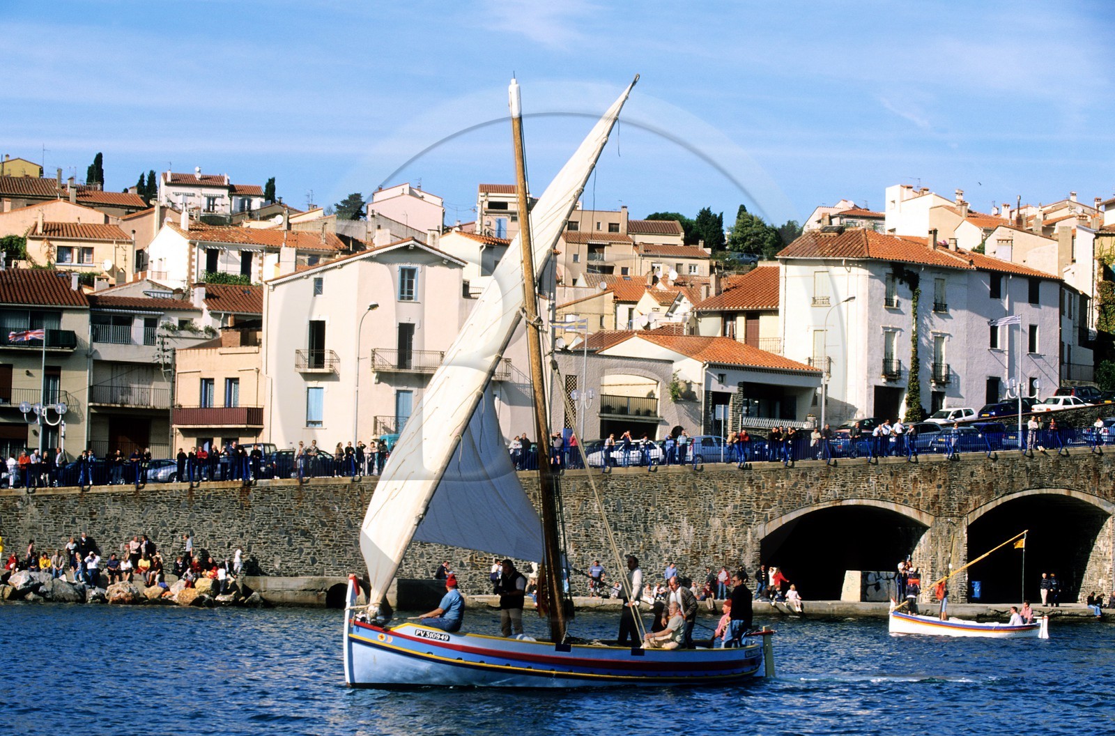 France, Pyrénées-Orientales (66), Banyuls-sur-Mer, barque catalane devant le village