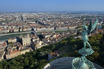 France, Rhône (69), Lyon, site historique classé Patrimoine Mondial de l'UNESCO, Vieux Lyon, la statue de Saint Michel Archange terrassant le dragon sculptée par Millefaut sur l'abside de la Basilique Notre Dame de Fourvière en premier plan, la cathédrale (primatiale) Saint Jean et le quartier de la Presqu'Ile en arrière plan