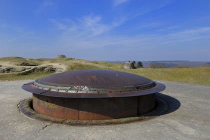 France, Meuse (55), Douaumont, fort de Douaumont, pièce maîtresse de la défense autour de Verdun qui fut pris par les allemands en 1916 puis repris par les troupes coloniales du Maroc la même année, tourelle de mitrailleuse et son observatoire en arrière-plan