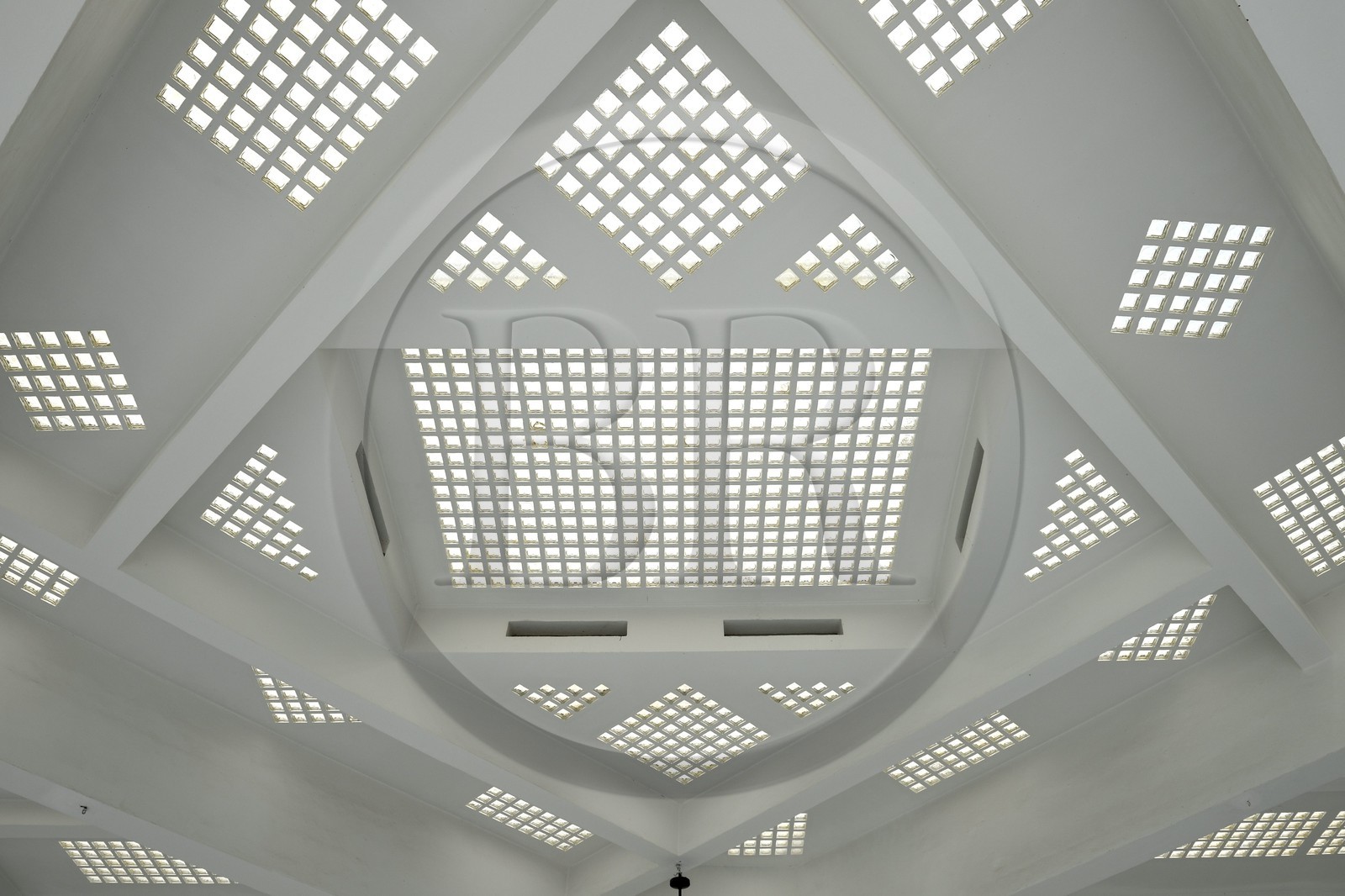 France, Var (83), Hyères, la villa Noailles concue par l'architecte Robert Mallet Stevens, le plafond en pavé de verre de la piscine