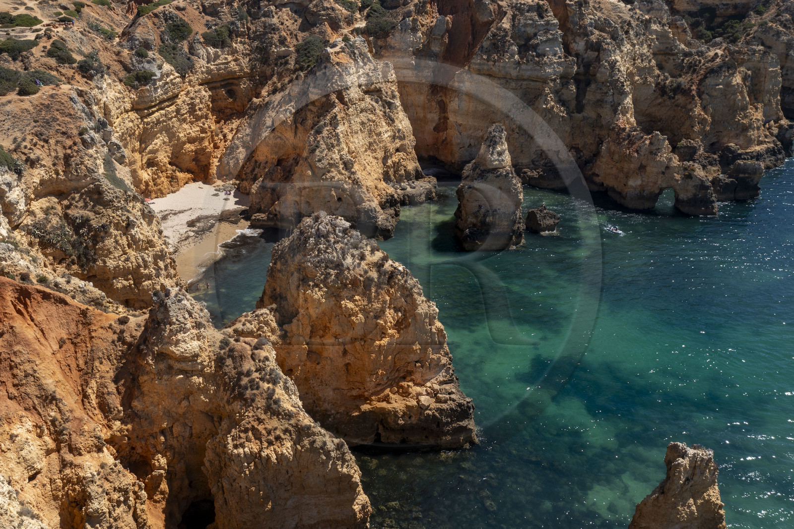 Portugal, Algarve, Lagos, découverte en bateau des criques et des grottes dans les falaises escarpées de la Ponta da Piedade (vue aérienne)