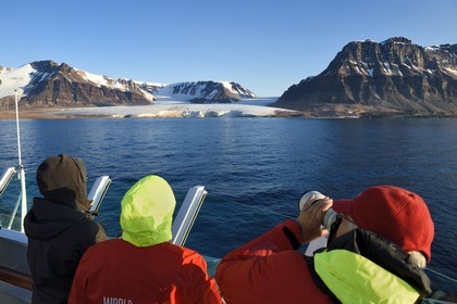 Groenland, cote Nord-Ouest, Murchison sund au nord de la baie de Baffin, le bateau de croisière MS Fram de la compagnie Hurtigruten, passager observant le glacier Kissel sur l'Ile de Kiatak (Northumberland Island)