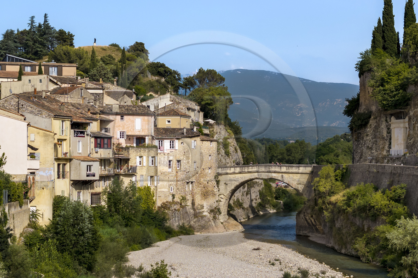 France, Vaucluse (84), Vaison-la-Romaine, le pont romain sur l'Ouvèze datant du 1er siècle apr. J.-C. qui relie la ville basse et la ville médiévale, le Mont Ventoux en arrière-plan (vue aérienne)