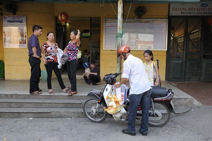 Vietnam, Hanoi, Long Bien train station, transport of ducks