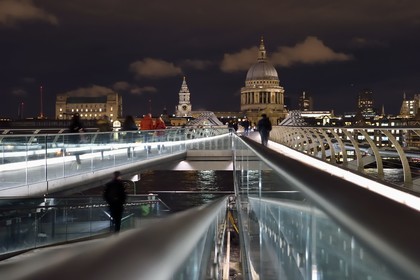 Royaume-Uni, Londres, le pont du Millénaire (Millennium Bridge) de l'architecte Norman Foster sur la Tamise et la cathédrale Saint-Paul en arrière plan