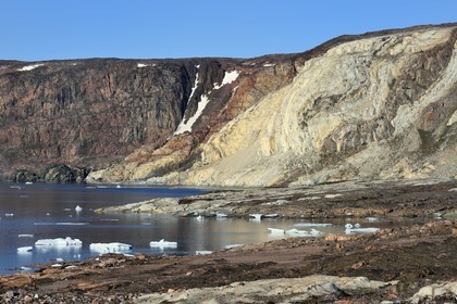 Groenland, cote Nord-Ouest, Smith sound au nord de la baie de Baffin, Inglefield Land, falaises du site de Etah dans le Foulke fjord, campement inuit aujourd'hui abandonné qui servit de base à plusieurs expéditions polaires