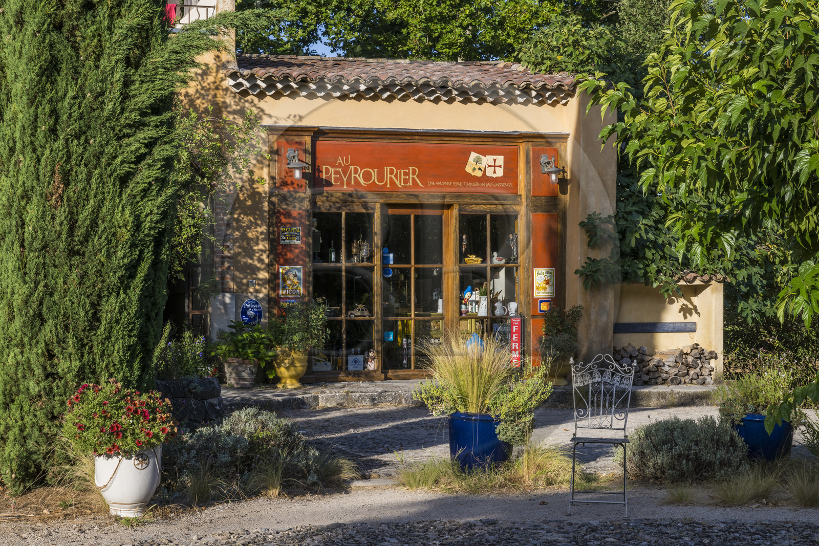 France, Var (83), Provence Verte, Bras, vers Saint-Maximin-la-Sainte-Baume, la maison d'hotes Le Peyrourier - une campagne en Provence