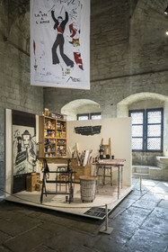 France, Vaucluse (84), Avignon, Palais des Papes classé Patrimoine mondial de l'UNESCO, reconstitution de l'atelier de l'artiste de street art Miss.Tic connue pour ses œuvres au pochoir à l'occasion de son exposition A la vie, à l’amor en 2024