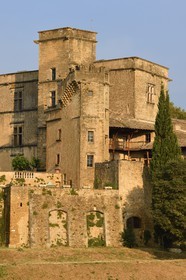 France, Vaucluse (84), Parc Naturel Regional du Luberon, Lourmarin, labellisé Les Plus Beaux Villages de France, le chateau des XVè et XVIè siècles Renaissance