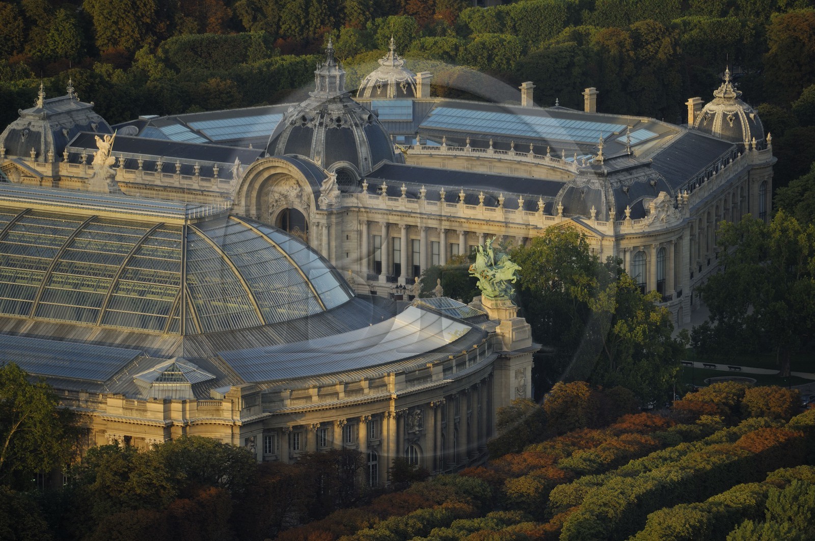 France, Paris (75), le Grand Palais au premier plan et le Petit Palais en arrière plan