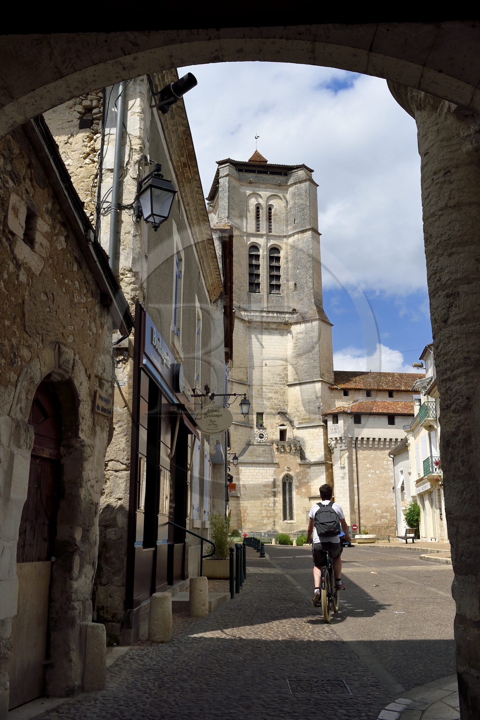 France, Dordogne (24), Périgord Blanc, Saint-Astier sur la Véloroute Voie verte qui longe la rivière L'Isle, l'église fortifiée Saint-Astier