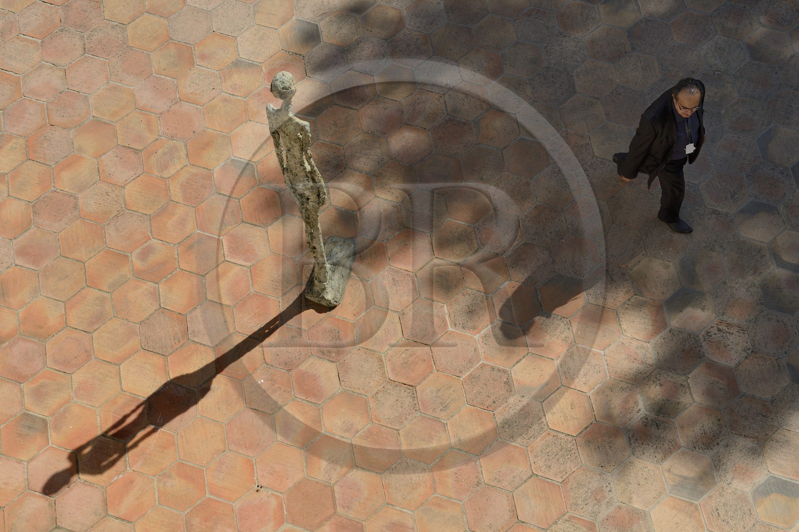 France, Alpes-Maritimes (06), Saint Paul de Vence, Fondation Maeght de l’architecte catalan Josep Lluis Sert, musée d'art contemporain, cour Giacometti, Femme debout II (1960) de Alberto Giacometti