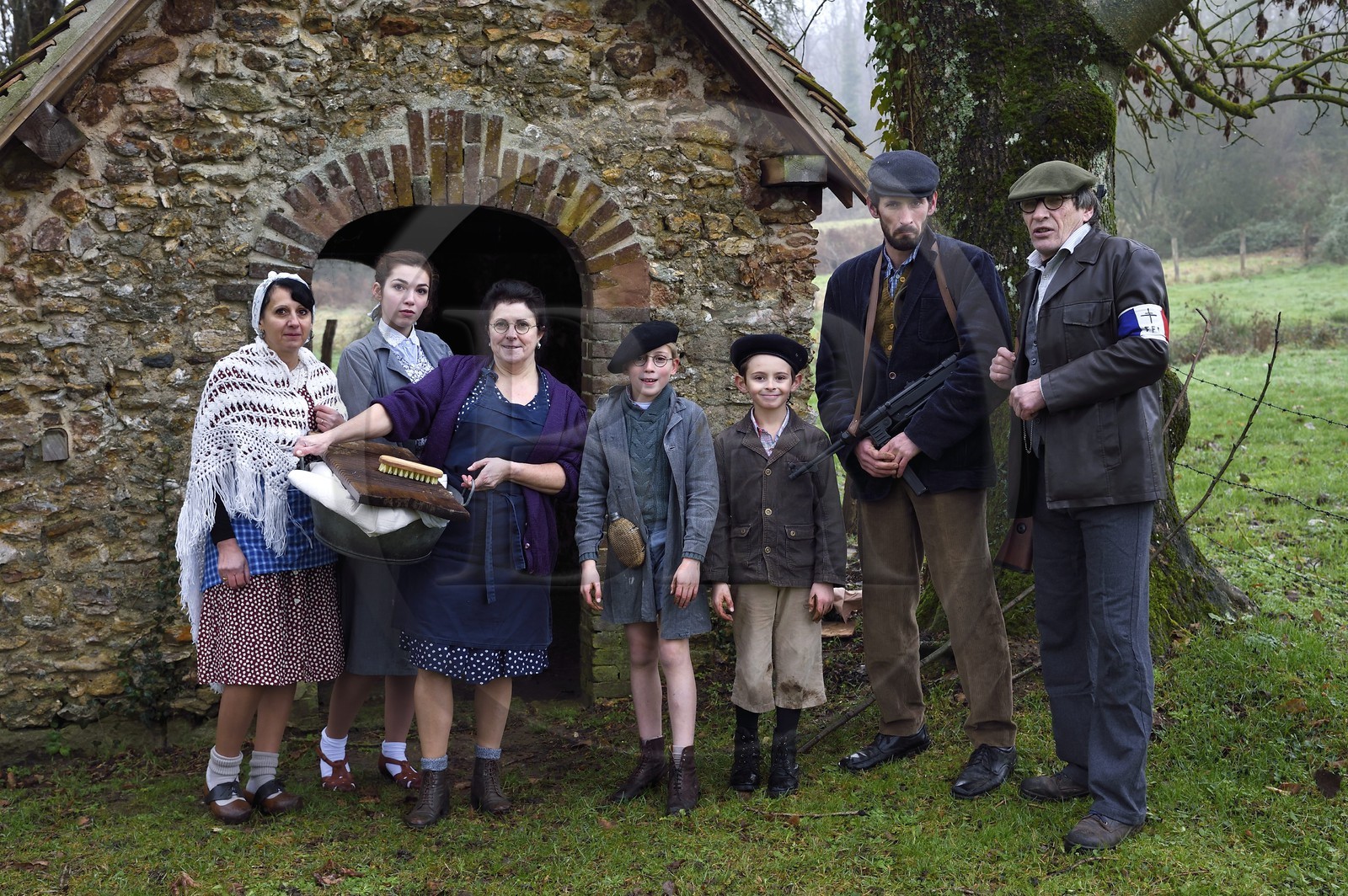 France, Eure (27), lavoir de Sainte-Colombe-prés-Vernon, Allied Reconstitution Group (association de reconstitution historique de la 2éme Guerre Mondiale US et Maquis), les reconstitueurs en maquisards des Forces françaises de l'intérieur (FFI) avec leur famille