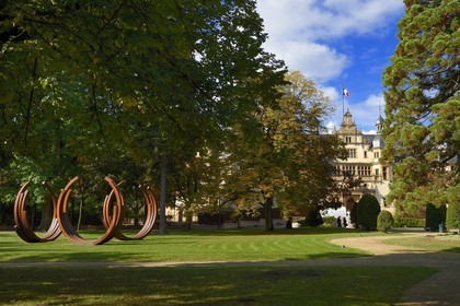 France, Moselle (57), Metz, sculpture 221,5° Arc 15 de Bernard Venet et le palais du gouverneur de la fin du XIXe siècle en arrière plan