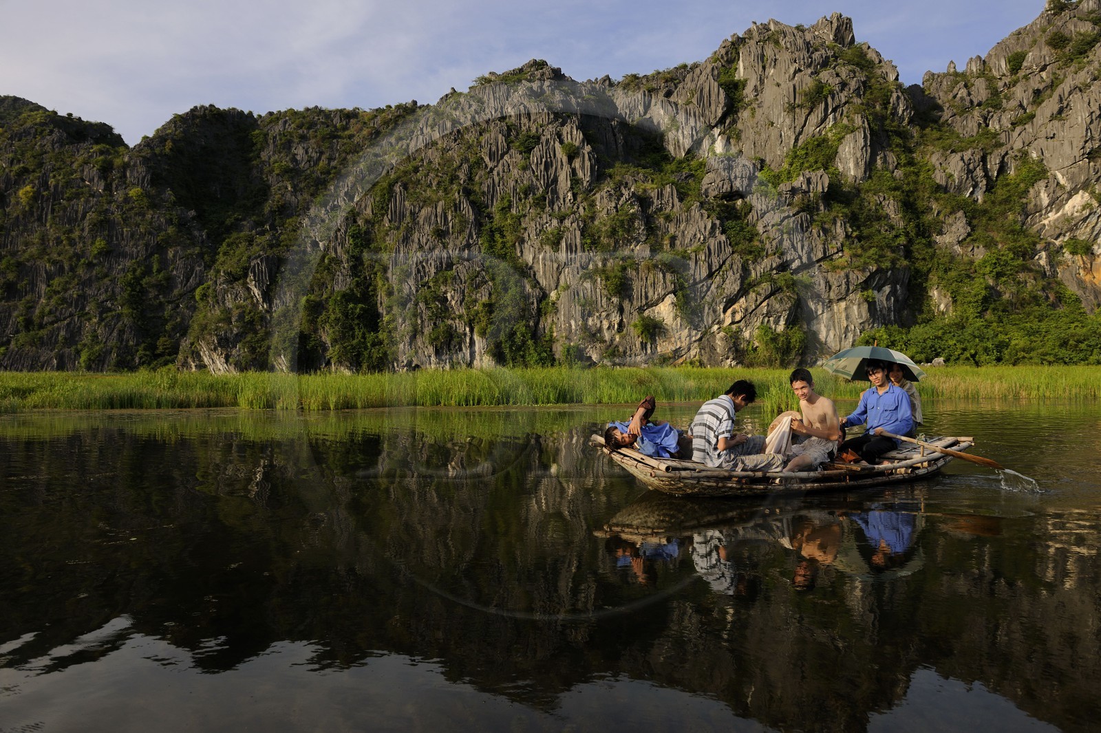 Vietnam, province de Ninh Binh, région surnommée la baie d'Halong terrestre, réserve naturelle de Van Long et ses paysages karstiques Vietnam, province de Ninh Binh, région surnommée la baie d'Halong terrestre, réserve naturelle de Van Long et ses paysages karstiques