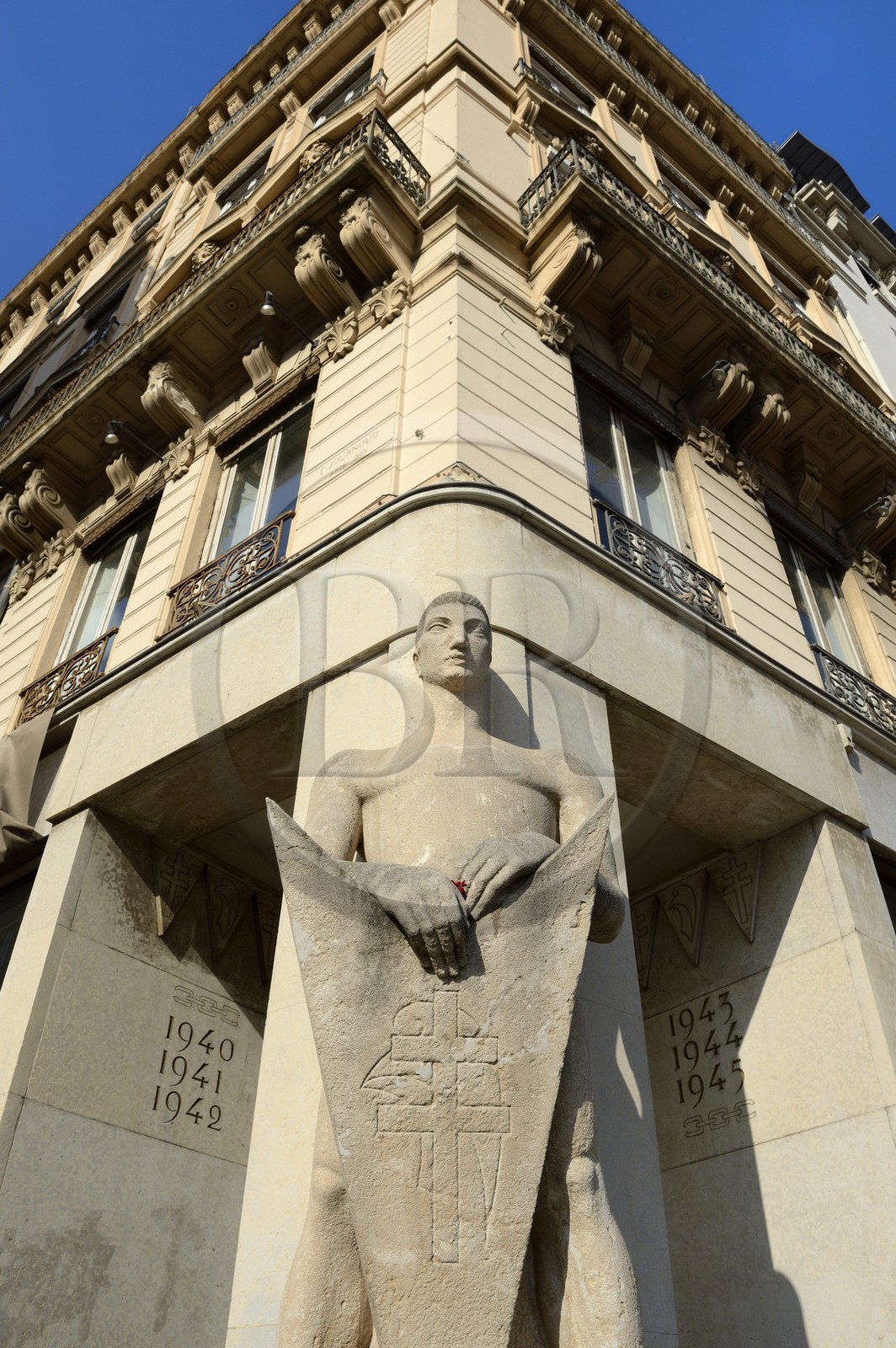 France, Rhône (69), Lyon, site historique classé Patrimoine Mondial de l'UNESCO, monument à la mémoire des martyrs, cinq résistants ont été exécutés par l’armée allemande à l’angle de la rue Gasparin et de la place Bellecour le 27 juillet 1944, on peut lire Passant va dire au monde qu'ils sont morts pour la liberté France, Rhône (69), Lyon, site historique classé Patrimoine Mondial de l'UNESCO, monument à la mémoire des martyrs, cinq résistants ont été exécutés par l’armée allemande à l’angle de la rue Gasparin et de la place Bellecour le 27 juillet 1944, on peut lire Passant va dire au monde qu'ils sont morts pour la liberté