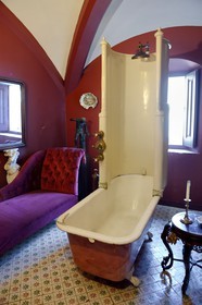 Portugal, région de Lisbonne, Sintra, le Palais national de Pena (Palacio Nacional da Pena) classé Patrimoine Mondial de l'UNESCO, baignoire douche dans la salle de bain