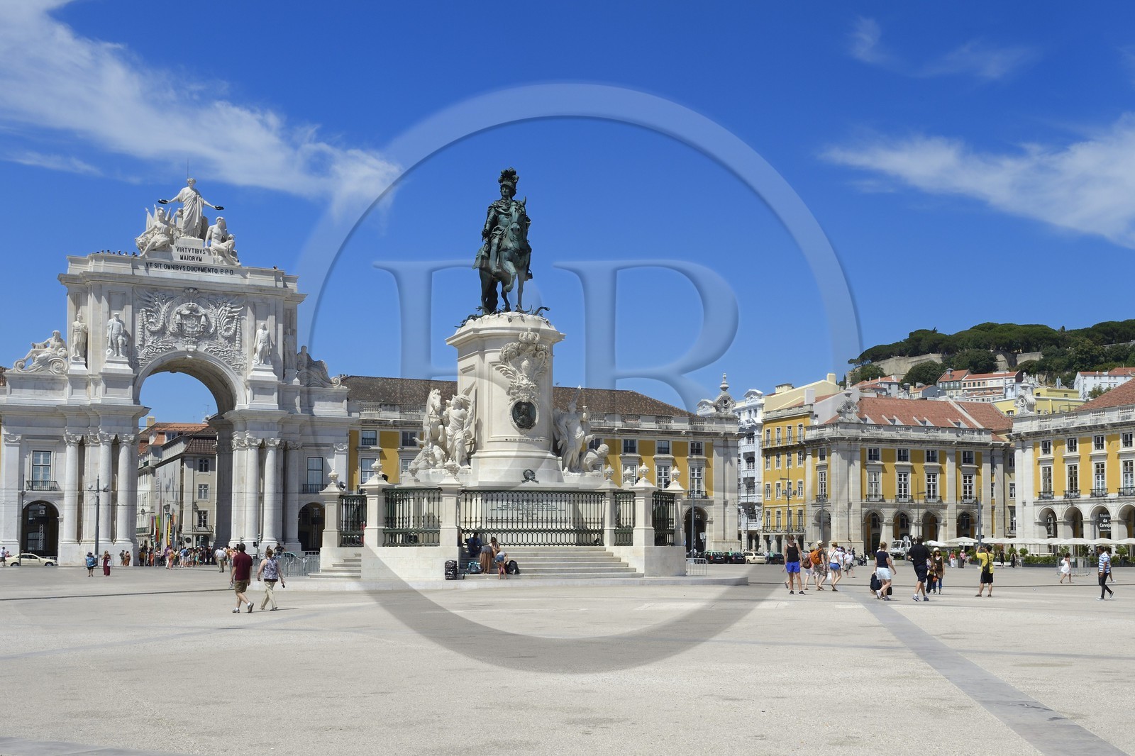 Portugal, Lisbonne, quartier de Baixa pombalin, Praca do Comercio (Place du Commerce), statue équestre de Joao I et Triumphal Arch of Rua Augusta (Arco da Rua Augusta)
