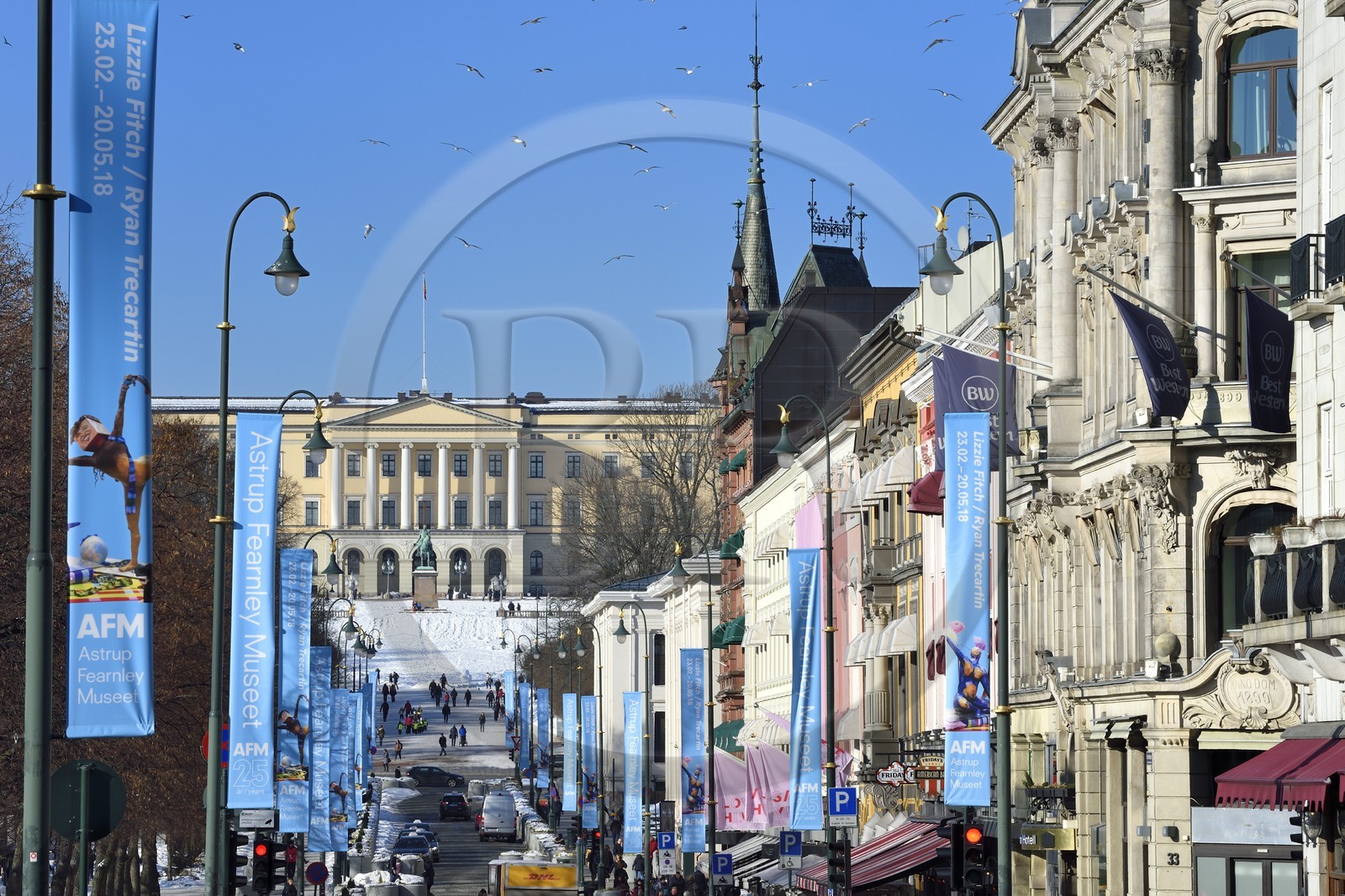 Norvège, Oslo, l'avenue Karl Jonas Gate, artère commercante principale et en partie piètonne, le Palais Royal (Kongelige Slott) en arrière plan