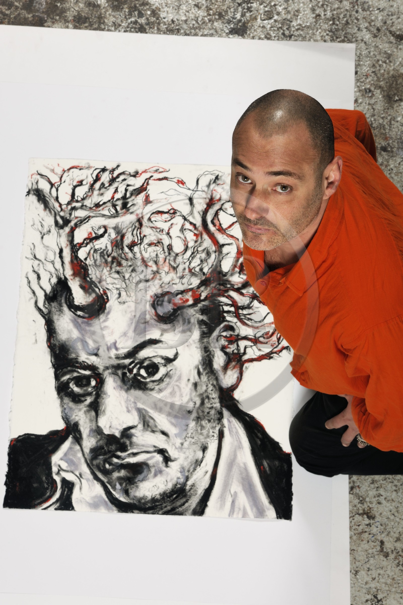 le peintre Fred Kleinberg dans son atelier parisien lors de la préparation de l'exposition Baroque Flesh