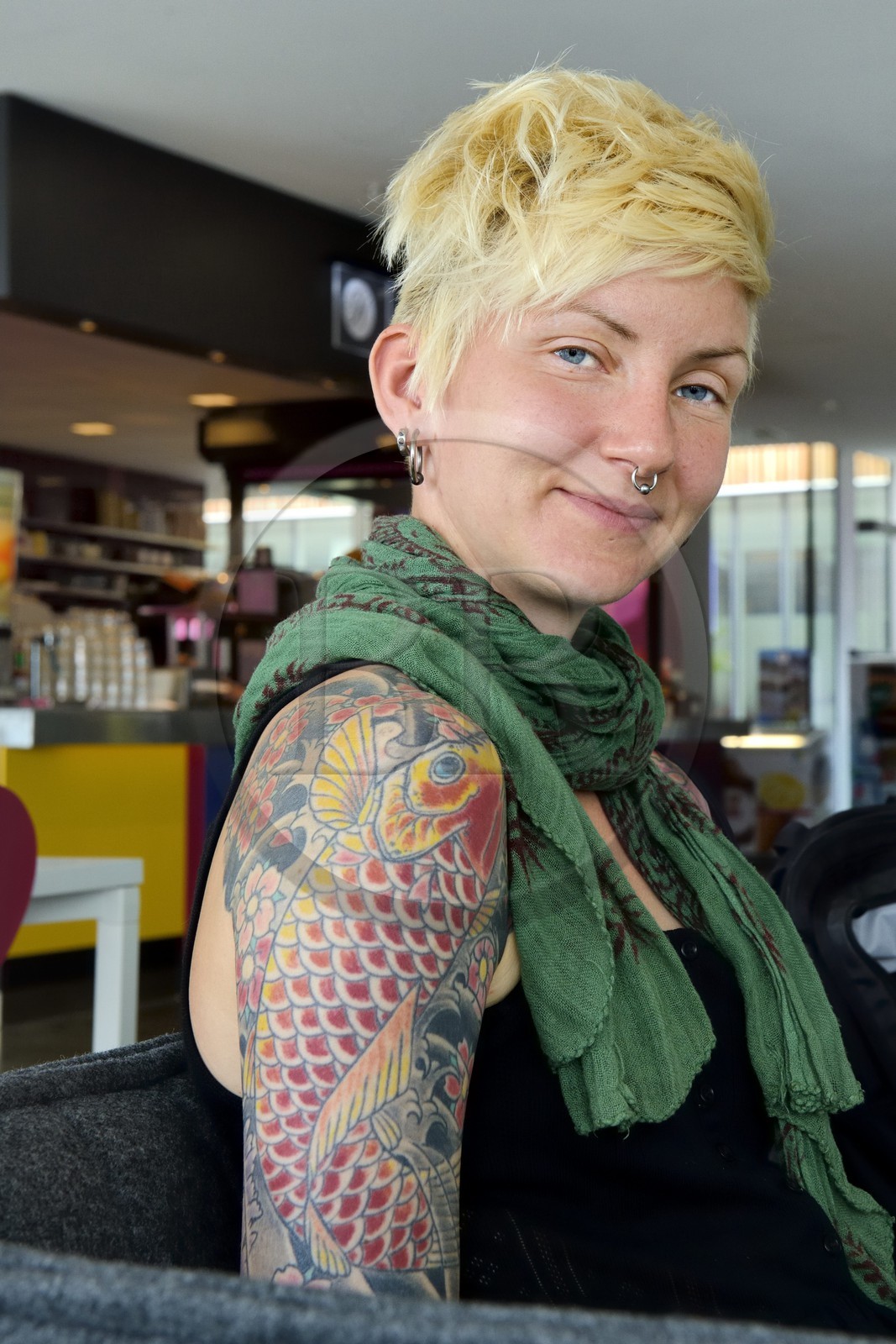 Suède, Comté de Vasterbotten, Umea, Umea Arts Campus, Emma Ewadotter étudiante en histoire de l'art et assistante de recherche au HUMlab, piercing et tatouages