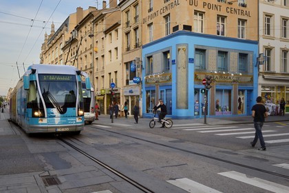 France, Meurthe-et-Moselle (54), Nancy, pharmacie du Point-Central décorée en style Ecole de Nancy et Art déco avec des mosaïques du céramiste parisien Antoine Ebel, le tramway rue Saint-Georges