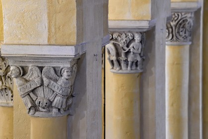 France, Puy-de-Dôme (63), Clermont-Ferrand, basilique Notre-Dame-du-Port de style roman auvergnat, classée Patrimoine Mondial de l'UNESCO au titre des Chemins de Saint-Jacques-de-Compostelle en France, chapiteaux de la nef