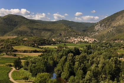 France, Hérault (34), vallée de l' Orb, village de Roquebrun au lointain et vignoble AOC Saint-Chinian & Roquebrun