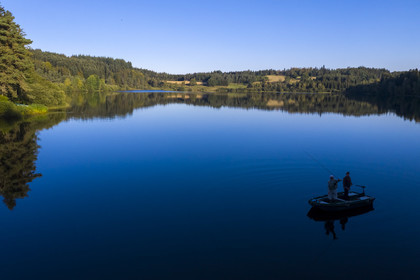 France, Haute-Loire (43), Parc naturel régional Livradois-Forez, Sembadel, le lac de Malaguet, pêche à la mouche (vue aérienne)