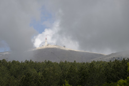 France, Vaucluse (84), Parc Naturel Régional du Mont Ventoux, Bedoin, la station météo au sommet du Mont Ventoux (1910m) et le versant sud de la montagne