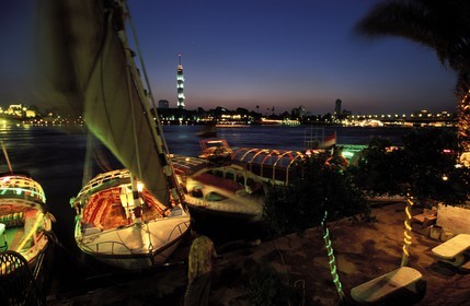 Égypte, Le Caire, felouques sur les bords du Nil à la tombée du soir et la Tour du Caire