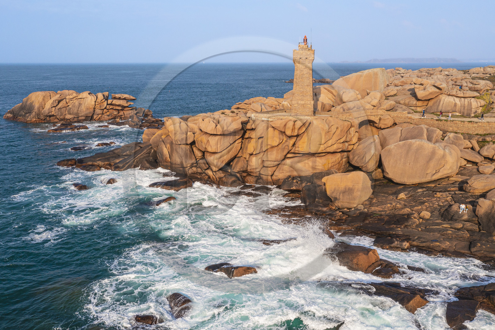 France, Côtes-d'Armor (22), Côte de Granit Rose, Perros-Guirec, Ploumanac'h, pointe de Skewell (Squéouel), le phare de Mean Ruz sur le sentier des Douaniers aussi chemin de Grande Randonnée GR 34 (vue aérienne)