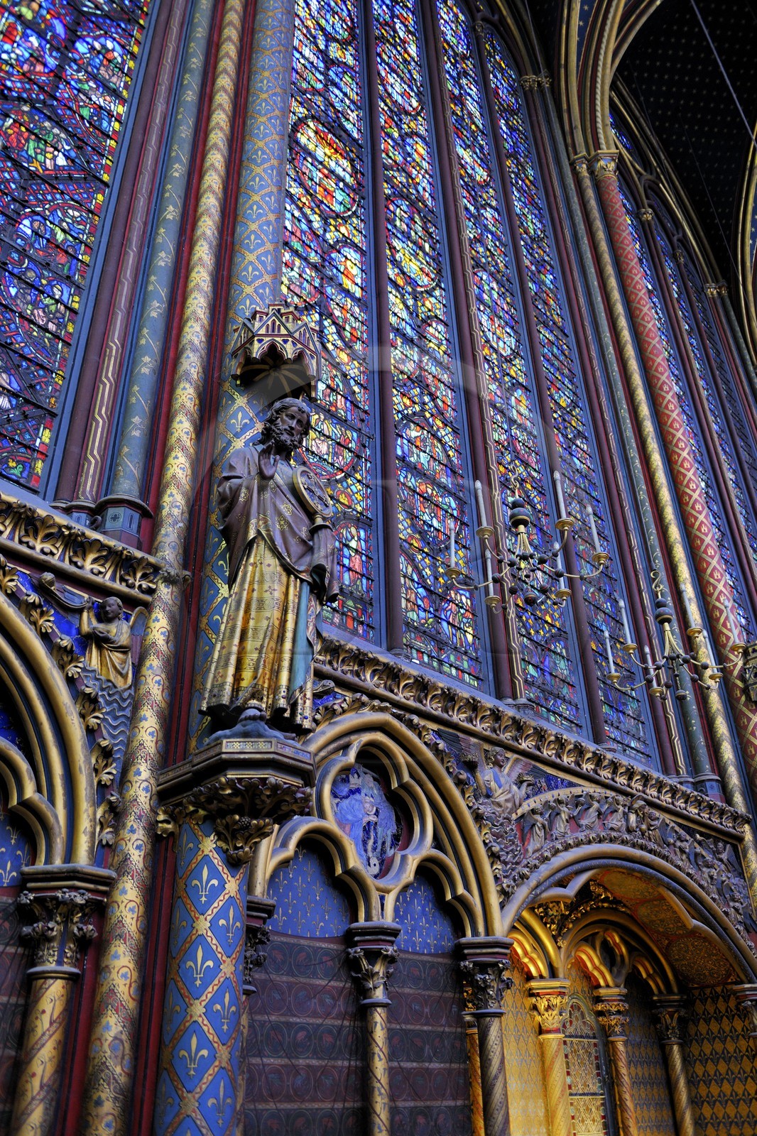 France, Paris (75), ile de la Cité, la Sainte Chapelle, les vitraux de la Chapelle Haute et statue des apôtres