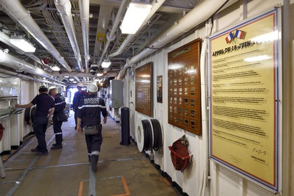 France, Var (83), Toulon, la base navale (Arsenal), le porte-avions à propulsion nucléaire Charles de Gaulle en rénovation de mi-vie, l'accès principal
