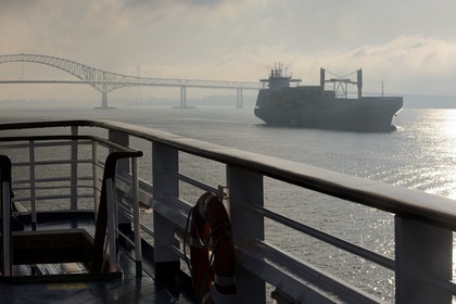 Canada, province de Québec, le pont sur le fleuve Saint-Laurent à Trois-Rivières depuis le bateau de croisière Princess Danaé