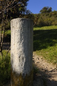 France, Hérault (34), près de Lunel, Oppidum d'Ambrussum ancien oppidum gaulois situé sur la Voie Domitienne (Via Domitia), borne milliaire romaine