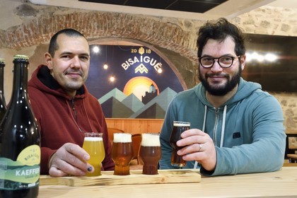 France, Haut Rhin, Strasbourg, Kaysersberg, Bisaigue brewery, the craft brewer Thibaut Ancel (right) offers unfiltered and unpasteurized beers