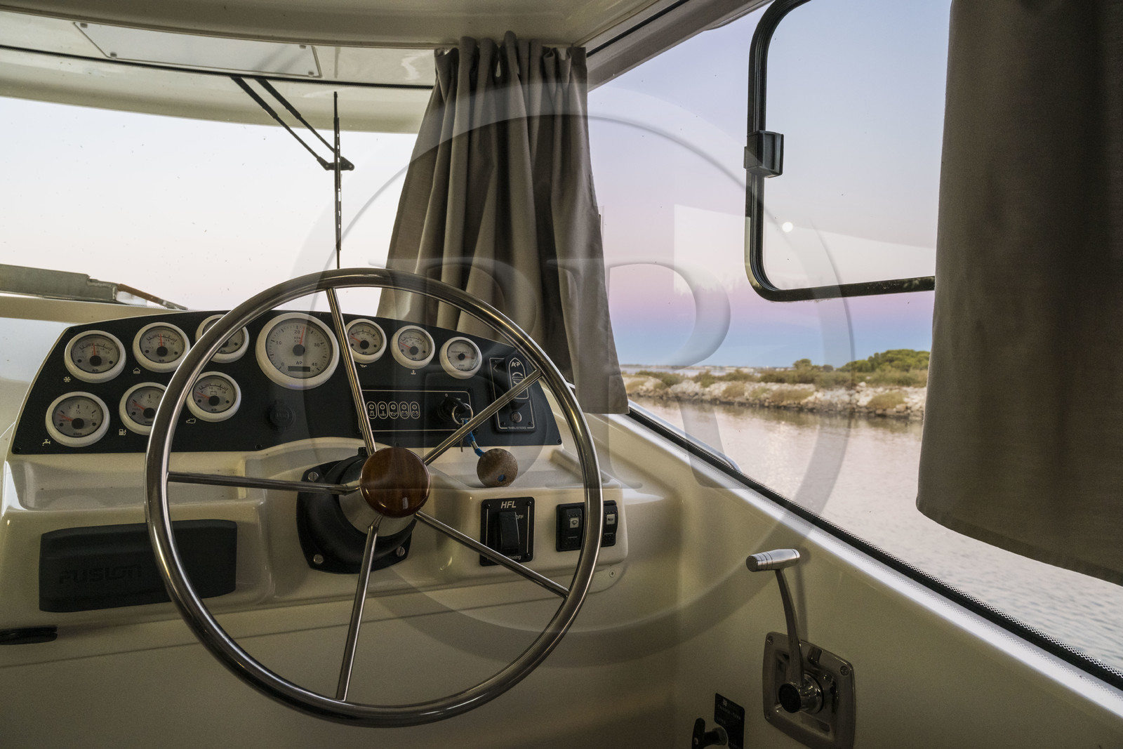 France, Hérault (34), Frontignan, poste de pilotage intérieur du bateau de plaisance Le Boat sur le canal du Rhône à Sète
