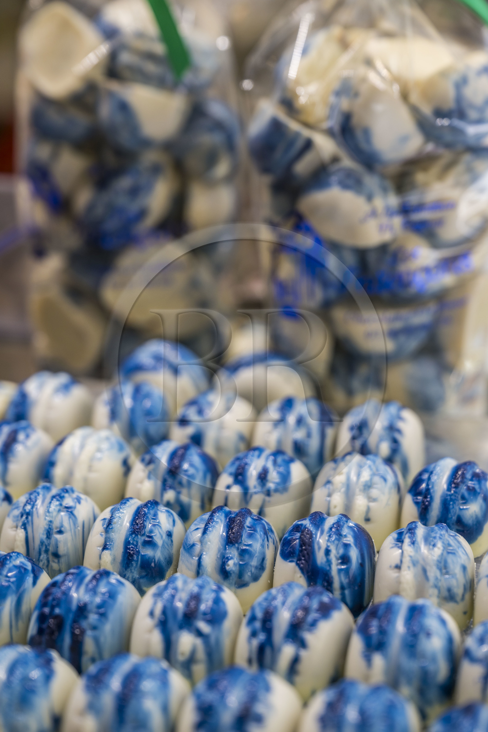 France, Nièvre (58), Nevers, Patissier Chocolatier A La Tentation, les faïençons, de délicats chocolats blancs aux reflets indigo inventés par le confiseur Thierry Cagnat