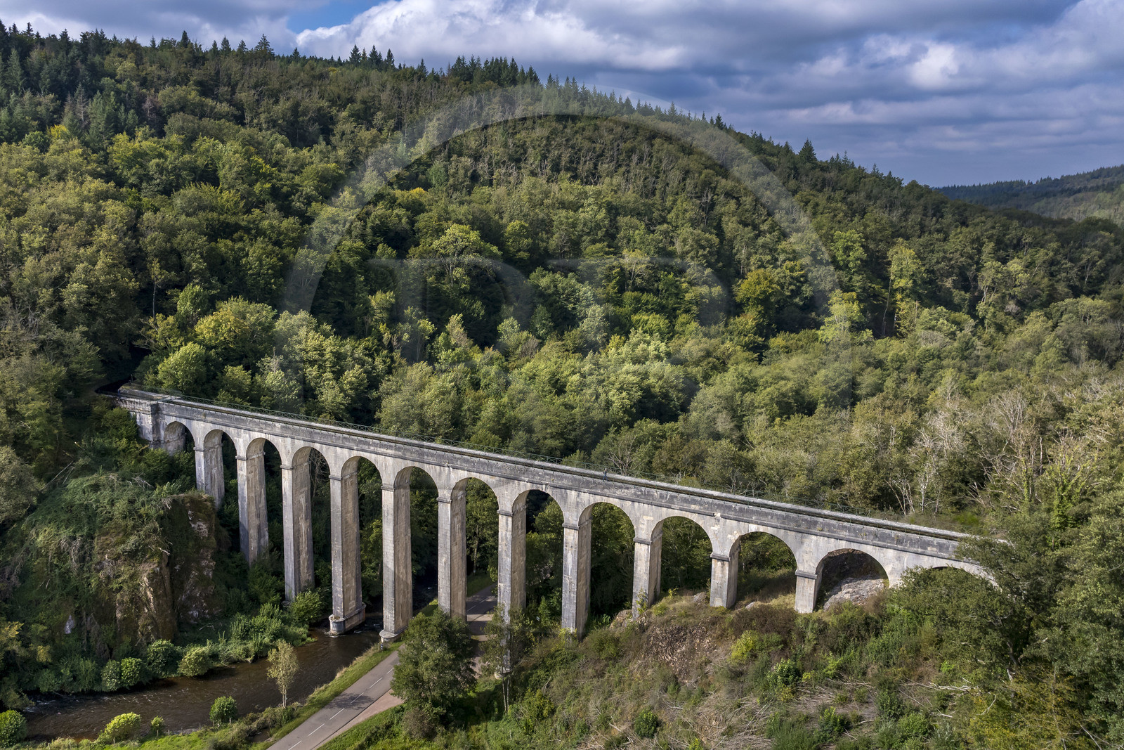 France, Nièvre (58), Parc naturel régional du Morvan, Montreuillon, pont aqueduc de Montreuillon construit en 1841, haut de 33 m et long de 152 m avec 13 arches larges de 8 m, le long de la Rigole d’Yonne qui puise les eaux de l'Yonne au lac de Pannecière et alimente le canal du Nivernais (vue aérienne)