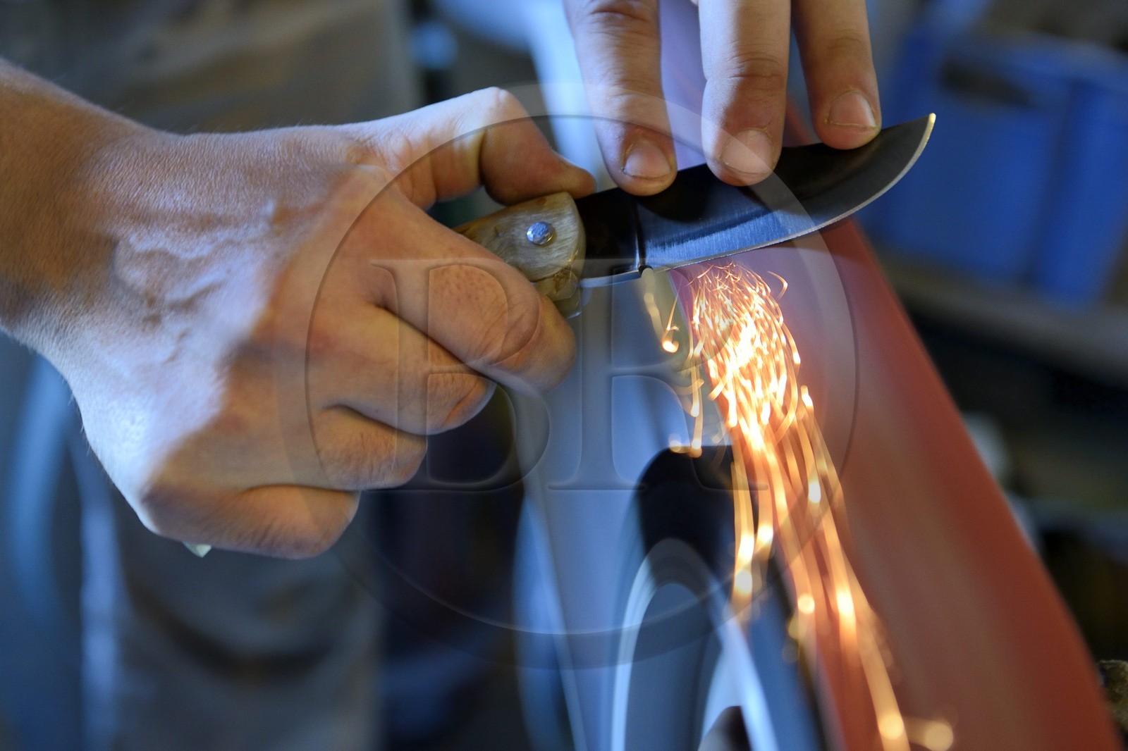France, Corse-du-Sud (2A), Alta Rocca, village de Levie, Atelier du Lotus où les couteaux traditionnels sont encore forgés à la main