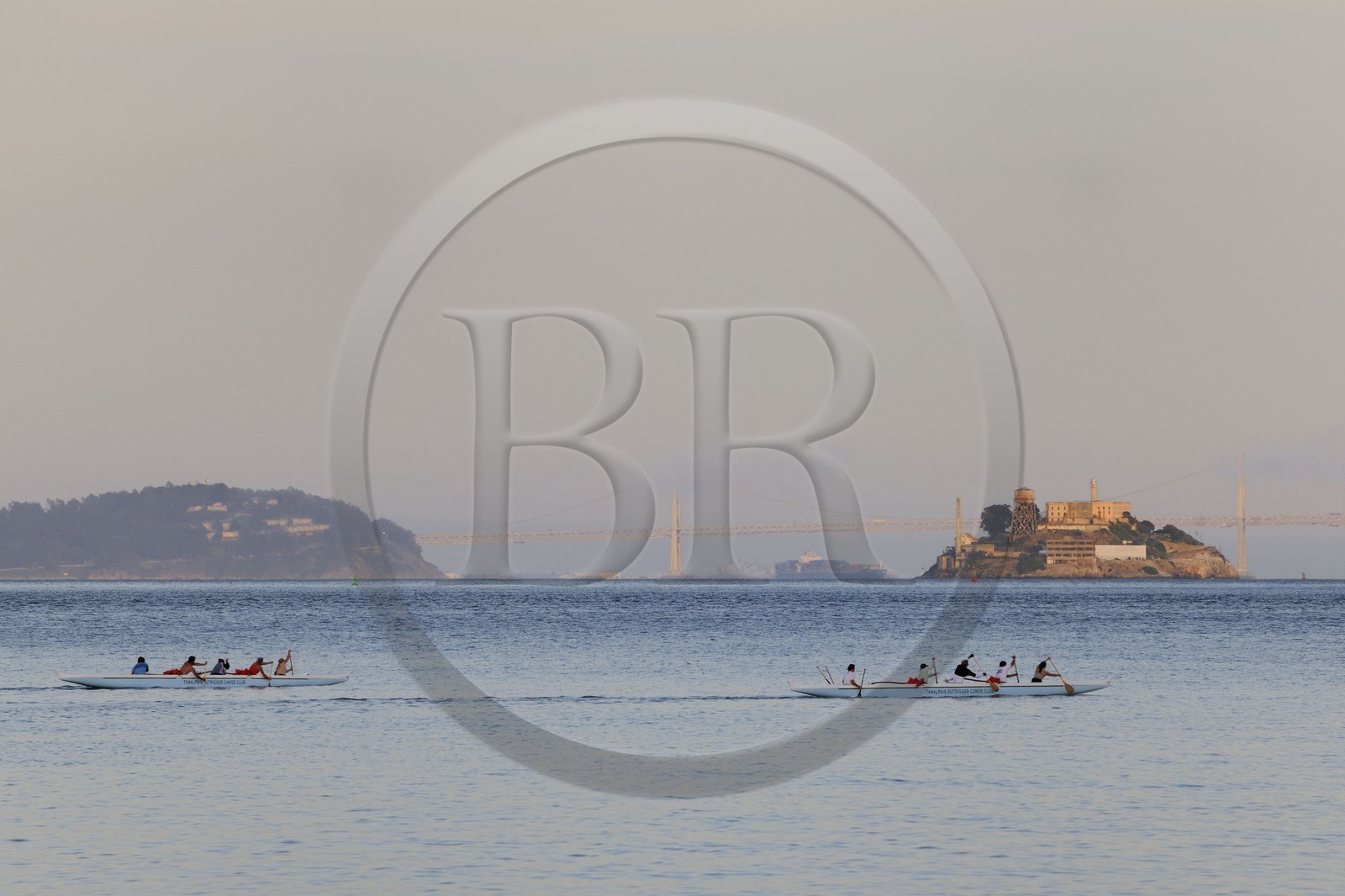 Etats-Unis, Californie, la baie de San Francisco, pirogues devant l'ile d'Alcatraz